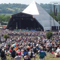 Glastonbury Festival Early_Sunday_afternoon_crowd_at_the_Pyramid